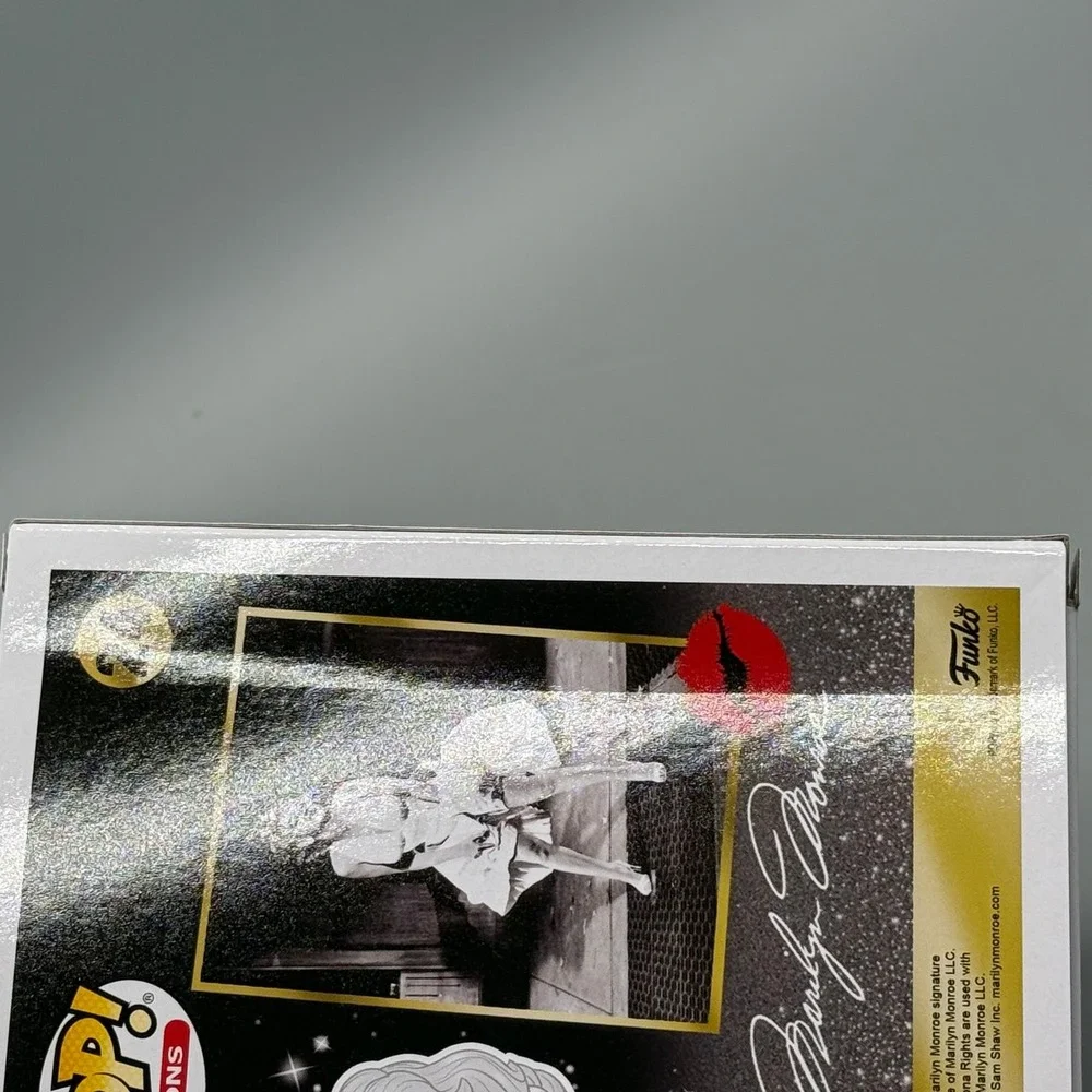 Funko Pop! #24 Marilyn Monroe Black & White EE Exclusive w/ Protector *Vaulted*
